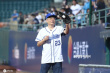 66岁李安担任棒球赛开球嘉宾 羡慕老同学都已退休