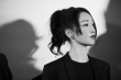 飒美！周迅红唇黑超造型亮相《第十一回》首映礼