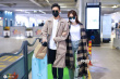 卢靖姗接机韩庚恩爱互动 摸脸杀+靠肩杀=甜齁了！
