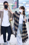 卢靖姗接机韩庚恩爱互动 摸脸杀+靠肩杀=甜齁了！