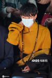 不進娛樂圈·丁真出席時裝周 穿民族服飾乖巧看秀