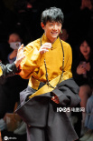 不進娛樂圈·丁真出席時裝周 穿民族服飾乖巧看秀