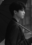 王俊凯发布撑伞意境写真 眼神锋利尽显反派氛围感