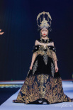 钟丽缇张伦硕两位女儿走秀 妆容精致气场全开