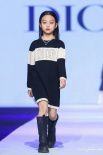 李小璐带8岁女儿甜馨T台走秀 落落大方超有范儿