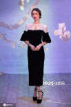 莉莉·柯林斯參加梵高展 黑白復(fù)古蕾絲裙冷艷優(yōu)雅
