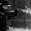 于和偉曬《懸崖之上》角色劇照 雪中持槍身姿矯健
