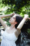 鞠婧祎最新夏日寫真曝光 白色吊帶清純可愛如初戀