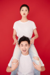 王彦霖官宣与大学同学艾佳妮结婚：喜提个媳妇儿