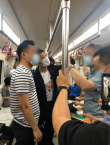 接地气！黄晓明坐地铁被偶遇 穿西装生图帅气能打