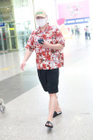 别过来！沈腾度假风现身机场 面对镜头玩心大起