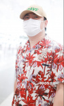 别过来！沈腾度假风现身机场 面对镜头玩心大起