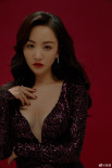 楊蓉演繹女人四十如花 慵懶卷發(fā)深V長裙魅力十足