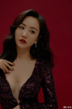 杨蓉演绎女人四十如花 慵懒卷发深V长裙魅力十足
