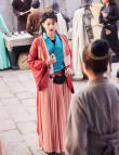 黄子韬《萌探探探案》中翻盘 女装造型街头乱窜