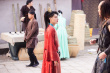 黄子韬《萌探探探案》中翻盘 女装造型街头乱窜