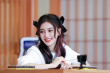 Angelababy戴JISOO同款发饰 挂耳染尽显俏皮
