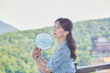 赵雅芝重游雷峰塔 蓝色碎花裙手拿团扇清丽婉约