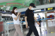 张艺谋现身机场身穿黑色T恤 低头快走十分低调