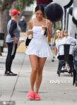 “甜茶”旧爱艾莎现身洛杉矶 百褶短裙活力性感