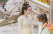 迪丽热巴《安乐传》路透 鹅黄长裙娇俏嘟嘴卖萌