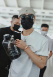 海量Bro!王嘉尔机场囧途 过安检水壶超重直接豪饮