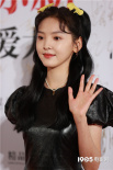甜心少女！章若楠小黑裙現(xiàn)身 雙馬尾發(fā)型俏皮可愛