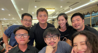 舒淇现身《寻她》杀青宴 晒与白客等主创元气自拍