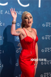 《古驰家族》米兰首映 Lady Gaga吊带裙艳丽性感