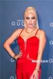 《古驰家族》米兰首映 Lady Gaga吊带裙艳丽性感