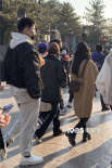 網(wǎng)友環(huán)球影城偶遇楊冪張大大 一雙細直腿太吸睛！