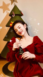 宋祖兒最新寫(xiě)真曝光 紅色絲絨短裙襯托白皙肌膚
