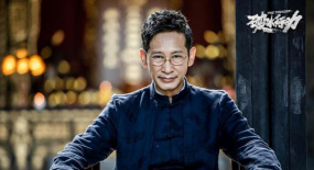 他是毒梟東叔，太監(jiān)楊金水，也是國舅爺言侯爺，更是演員王勁松