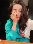 美女贴贴！迪丽热巴晒光影自拍 红唇嘟嘴俏皮美艳