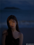 趙露思曬海邊光影氛圍大片 黑色吊帶清純又性感