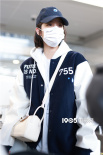 活力小学妹！欧阳娜娜棒球服配牛仔裤 满满校园风