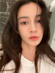 Angelababy晒原相机自拍图 皮肤通透颜值太能打！