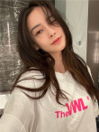 Angelababy晒原相机自拍图 皮肤通透颜值太能打！