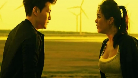 女子带着男友脱离险境，没想到却遭到背叛，太惨了