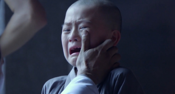 金刚王：小孩哭闹要回家，竟被武士直接举起来扔地上