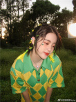 鬼马少女！欧阳娜娜晒随拍 春日气息满满彩色头饰吸睛