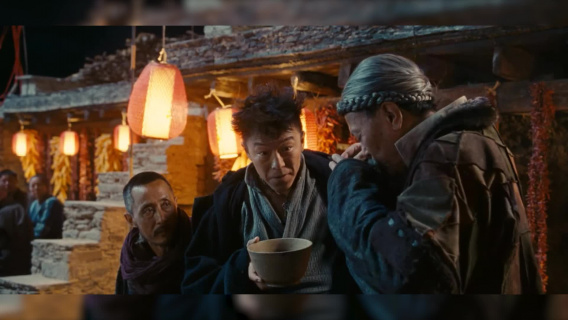 为了将牛结实赶出村，一村人竟使出小手段，联合往酒里下药