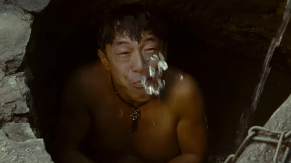 《杀生》黄渤太皮了，脱衣洗澡玷污圣水，遭到全村人毒打