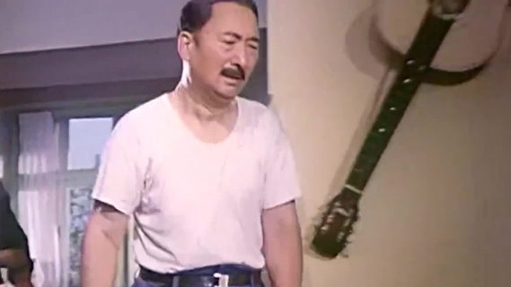 小伙儿白天还在睡觉 把父亲气的够呛