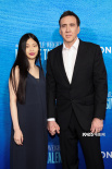 尼古拉斯·凯奇出席新片首映礼 日籍孕妻陪同出席