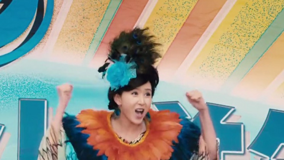 胡静扮成孔雀赛场加油，小男孩来劲了成为冠军