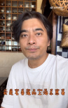 陳龍投身上海社區(qū)當志愿者后 擺攤為小區(qū)居民理發(fā)