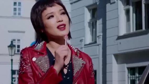 舒淇穿铆钉皮衣嘴叼棒棒糖，杨祐宁对她一直撩