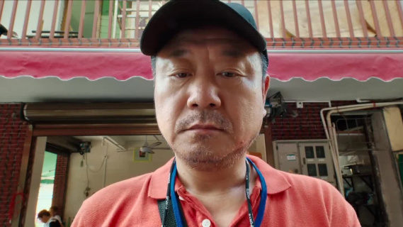 范伟霸占取款机，欣赏卡里余额不能自拔