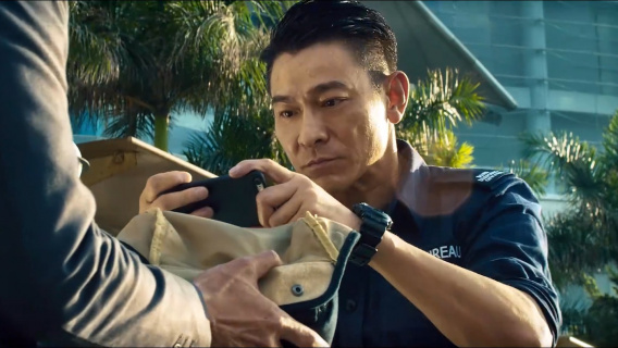 刘德华手拿炸弹玩漂移，临炸之前还拍照纪念